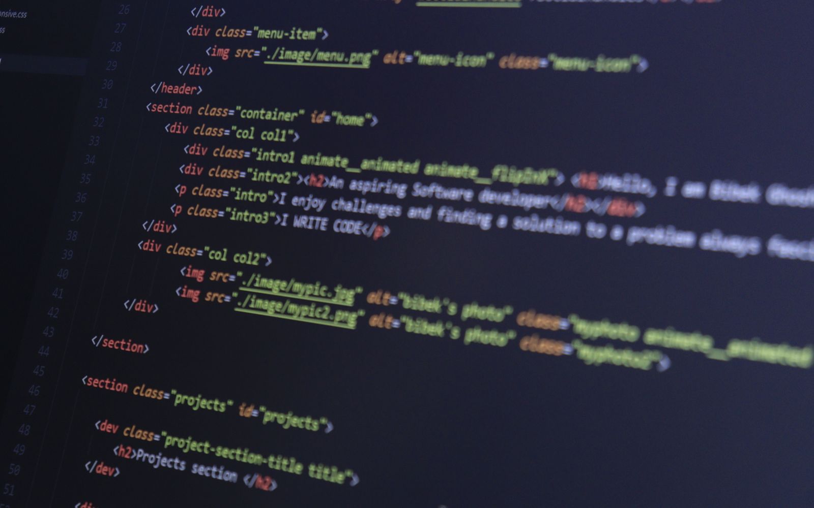 Código HTML e CSS no monitor de um computador