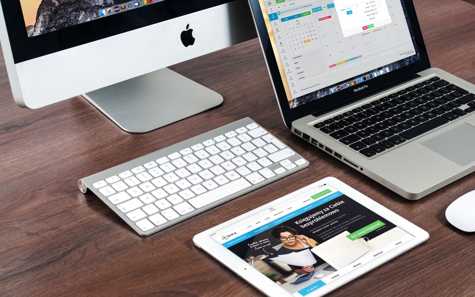 Mesa de escritório com iMac, MacBook e iPad