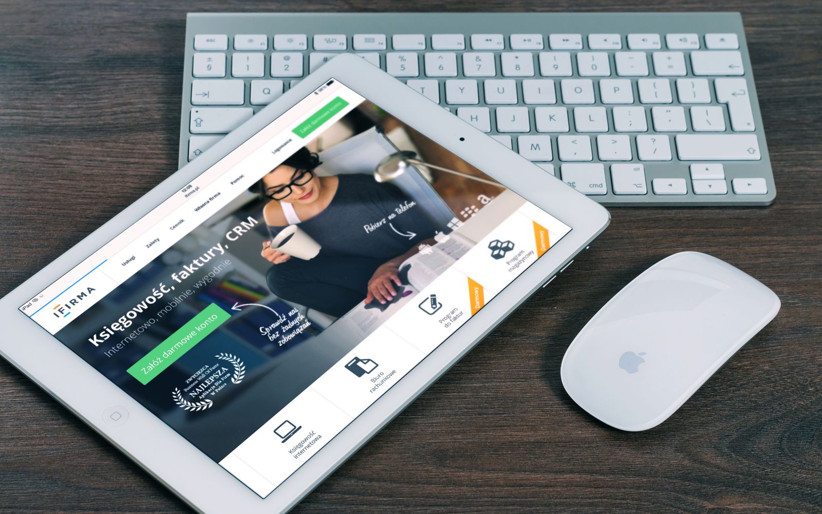 Tablet com um site aberto, ao lado de teclado e mouse brancos