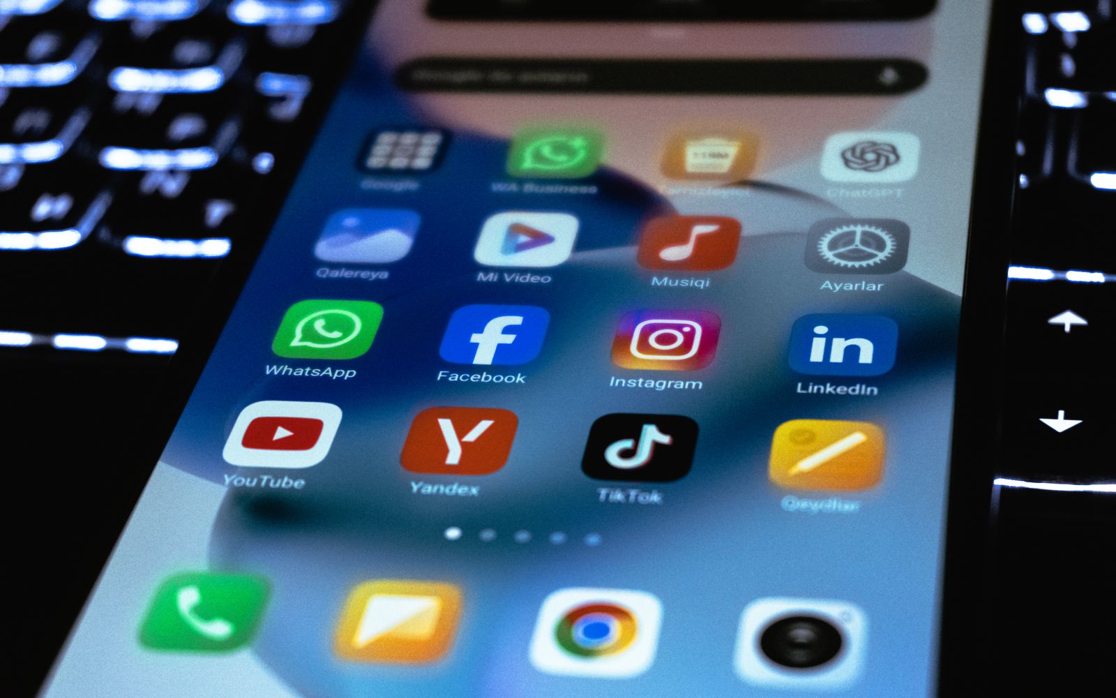 Foto em close de uma tela de smartphone mostrando ícones de aplicativos populares de redes sociais e utilidade