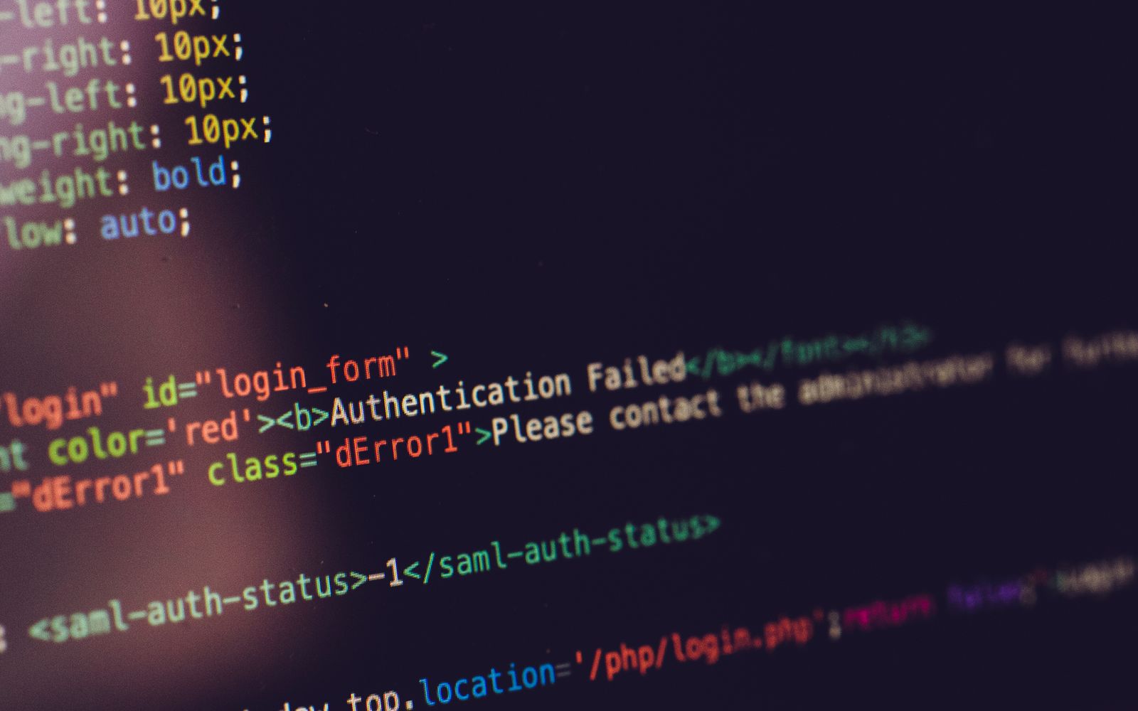 Visualização próxima de tela de computador exibindo código HTML com um erro de autenticação
