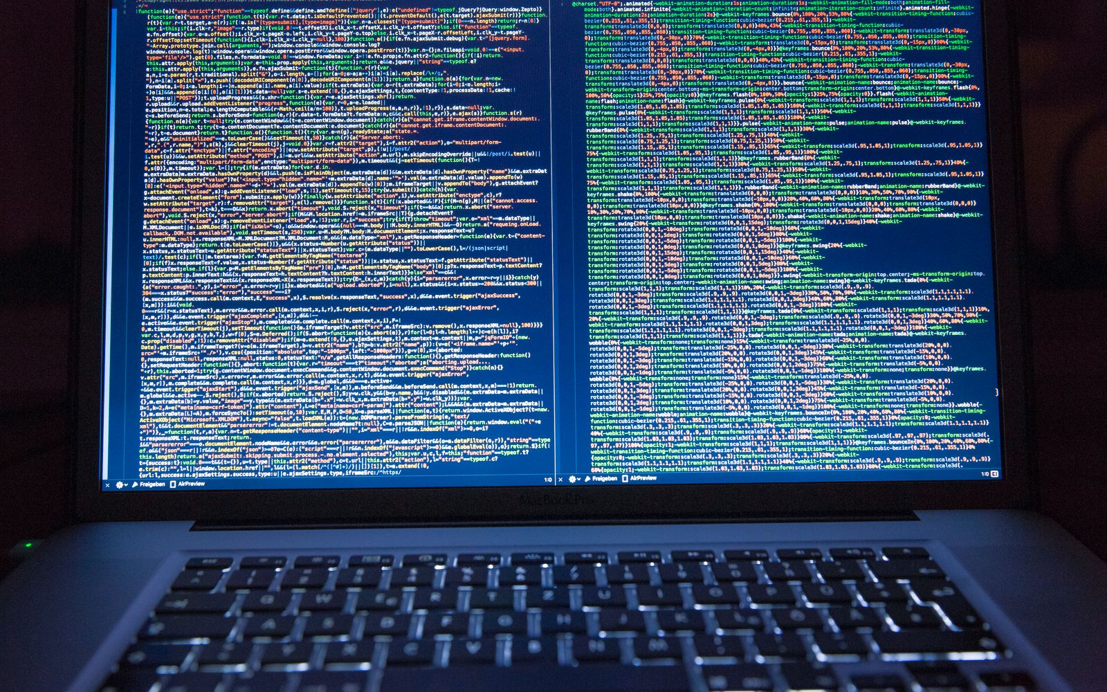 Notebook exibindo código-fonte com telas duplas para desenvolvimento de software