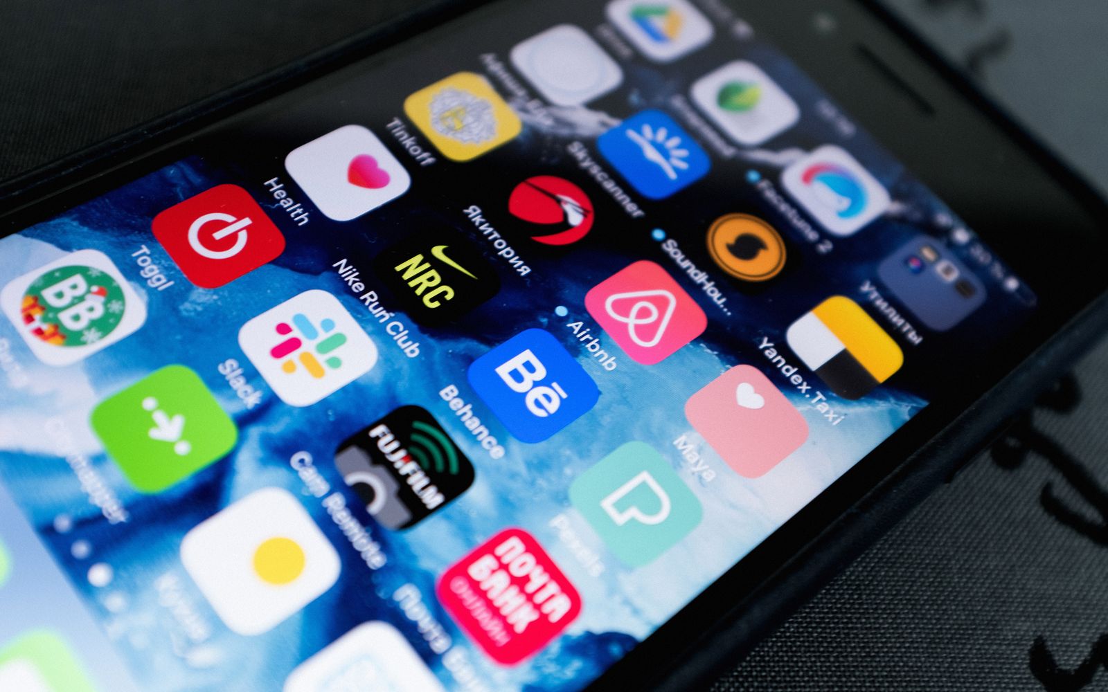 Visual detalhado de um smartphone exibindo múltiplos ícones de aplicativos na tela