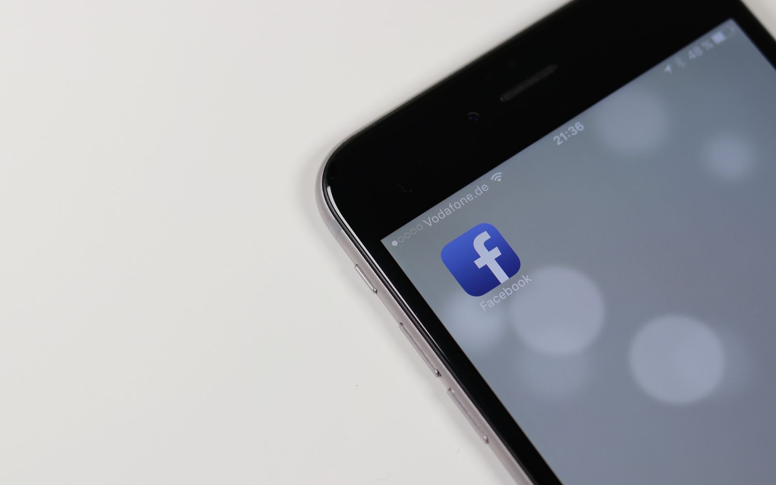 iPhone exibindo o ícone do aplicativo do Facebook