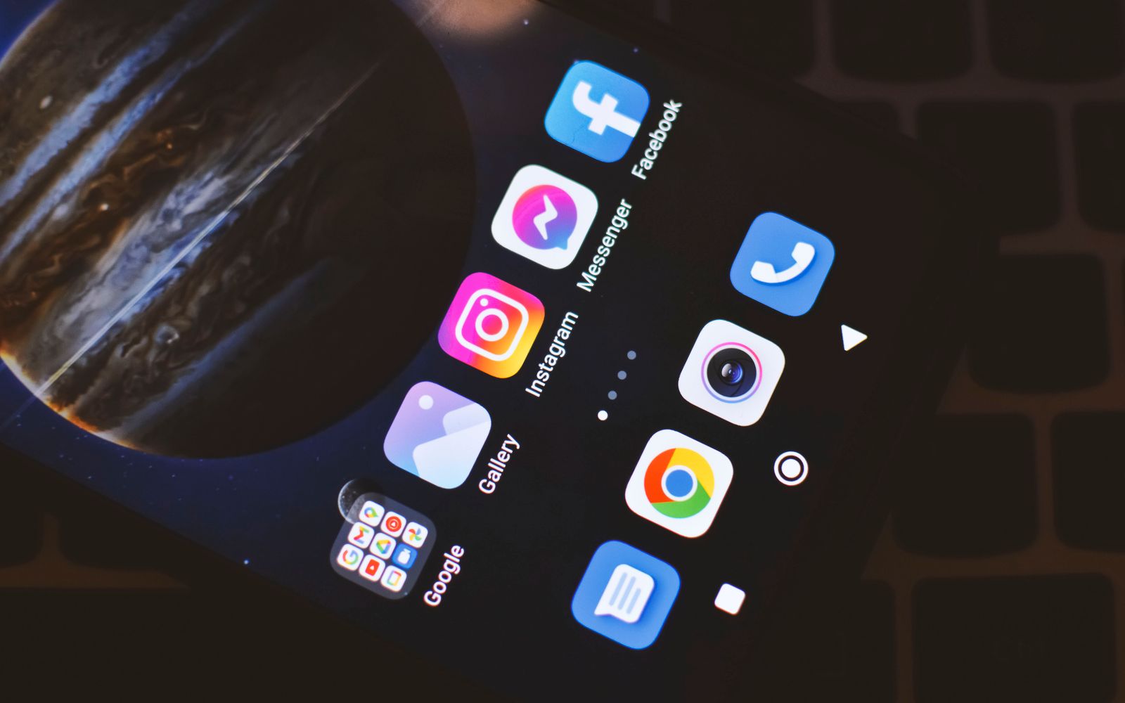 Tela de celular com os ícones de Facebook e Instagram, entre outros