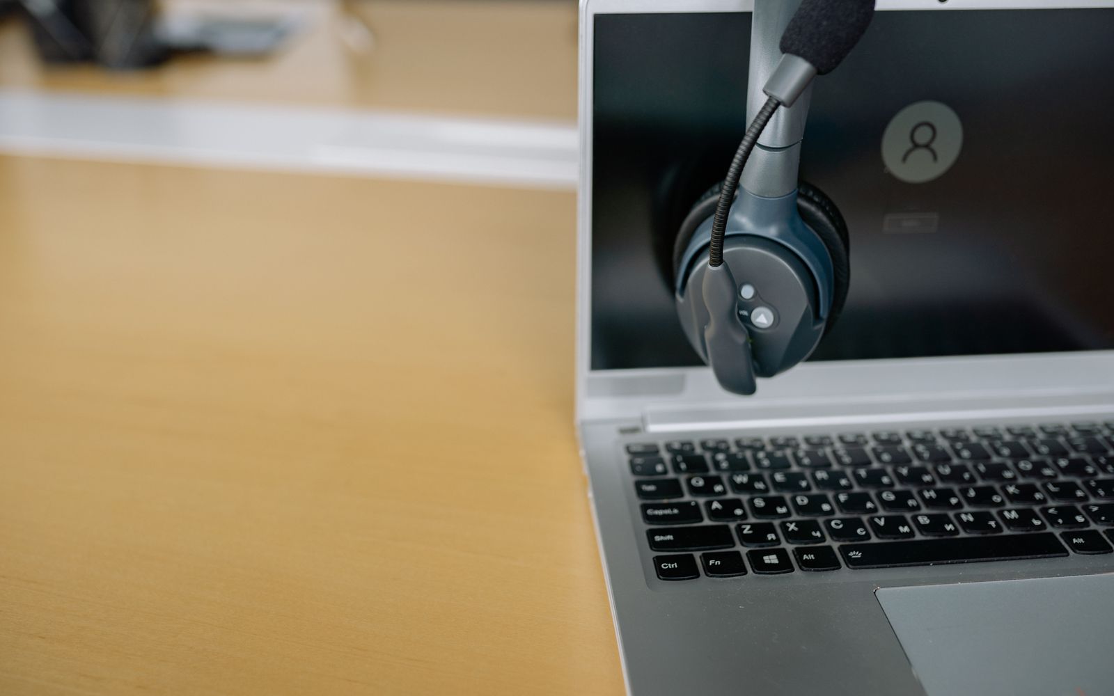 Fone sem fio em tela de laptop