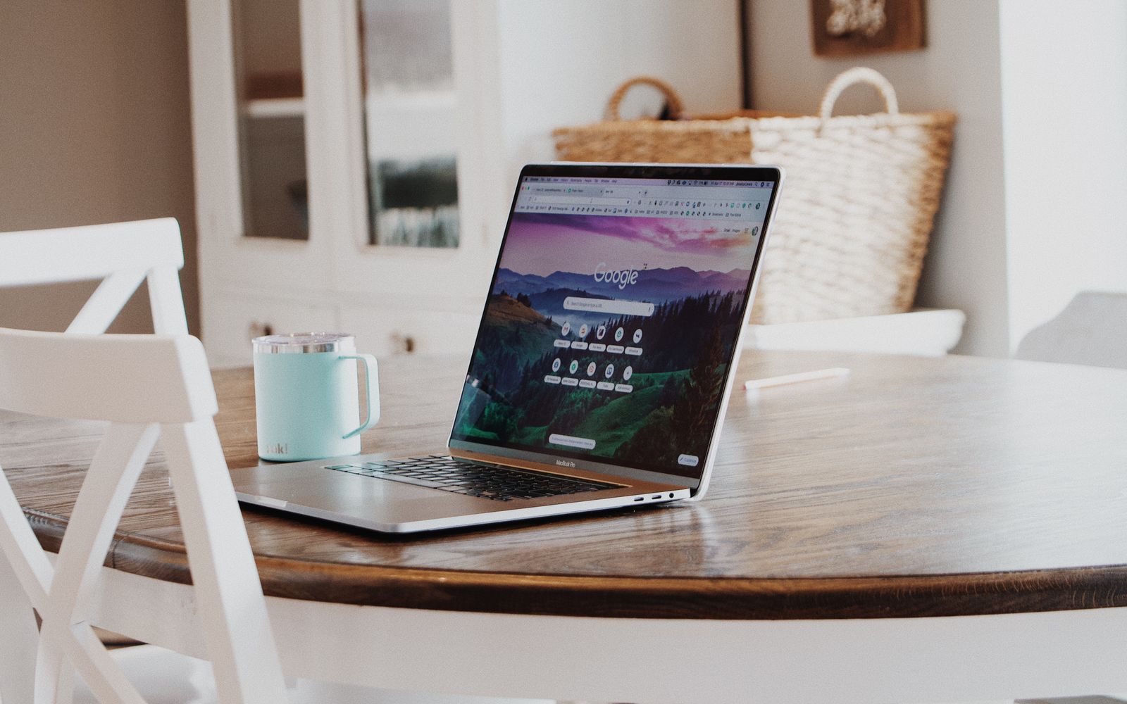 Notebook sobre mesa de madeira com uma caneca ao lado