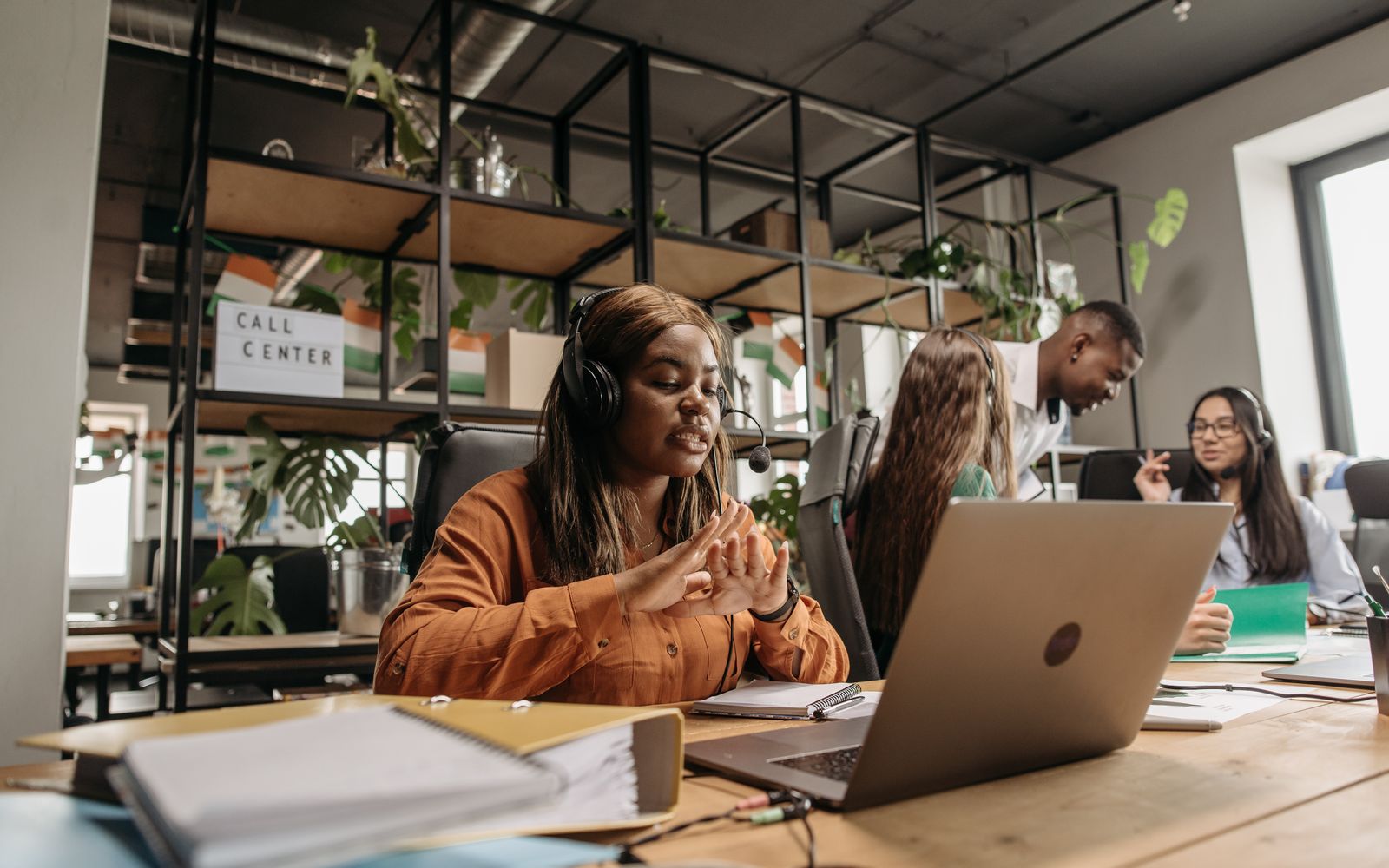 Equipe diversa de centro de atendimento trabalhando em colaboração em um ambiente de escritório moderno