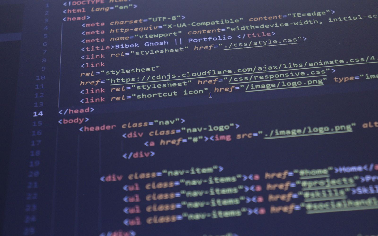 Código HTML e CSS na tela de um computador