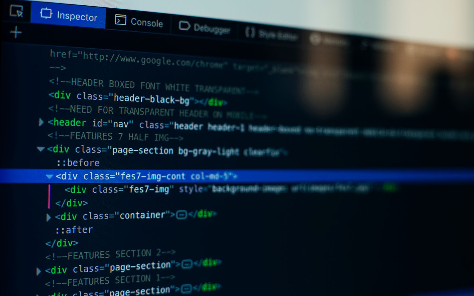 Código HTML detalhado na tela de um computador