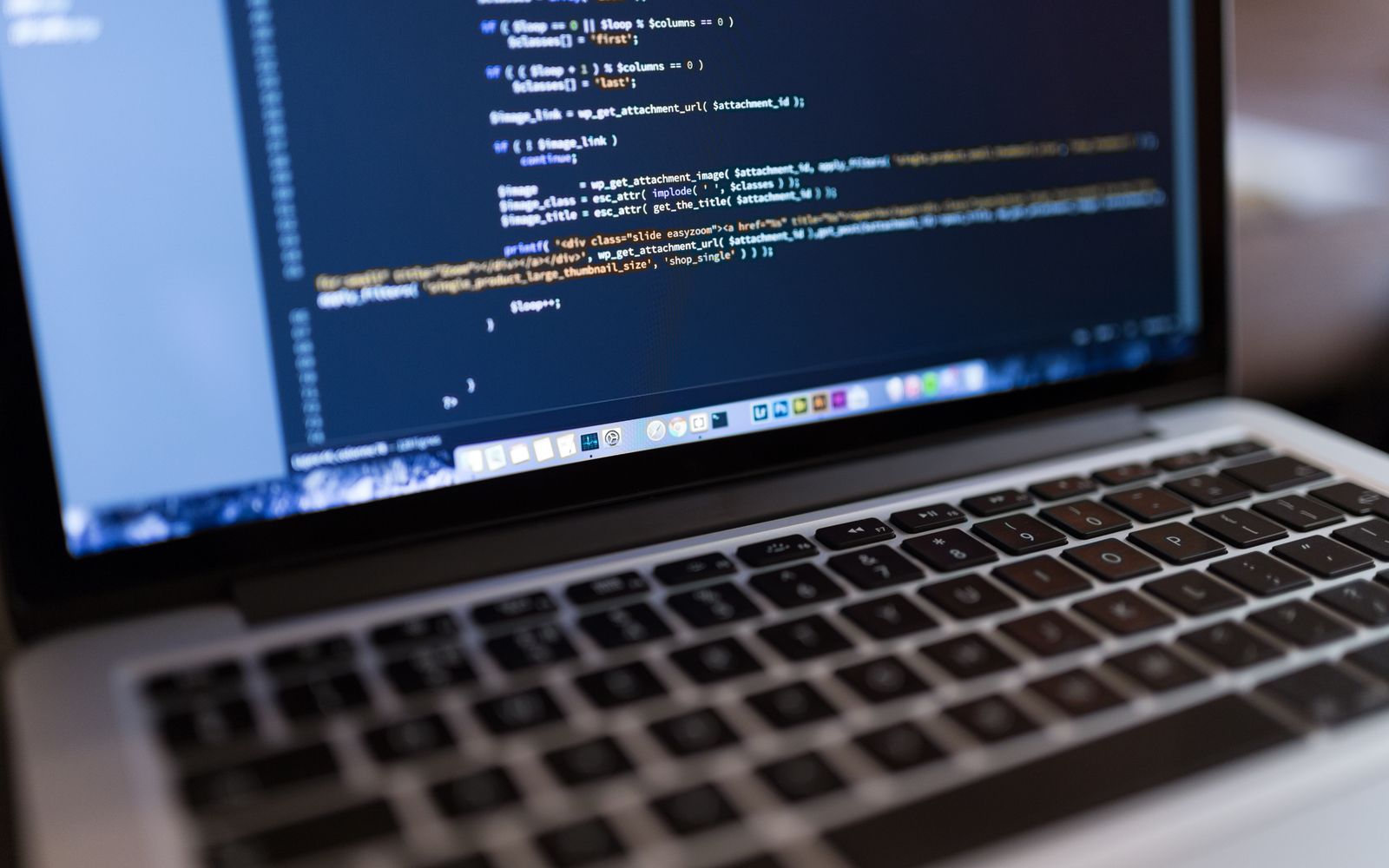 Código de programação na tela de um notebook
