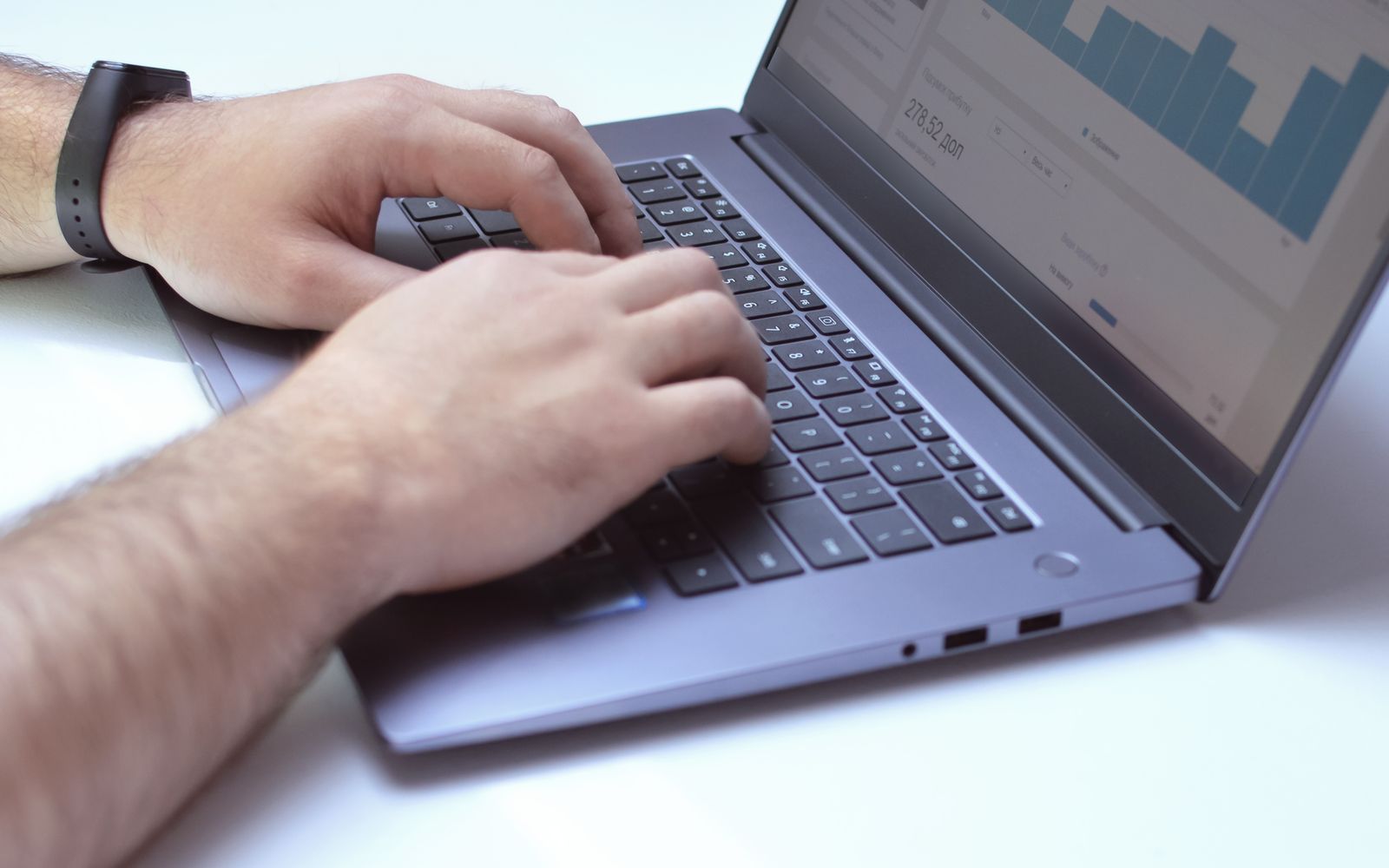 Profissional de marketing usando um software de análise no computador