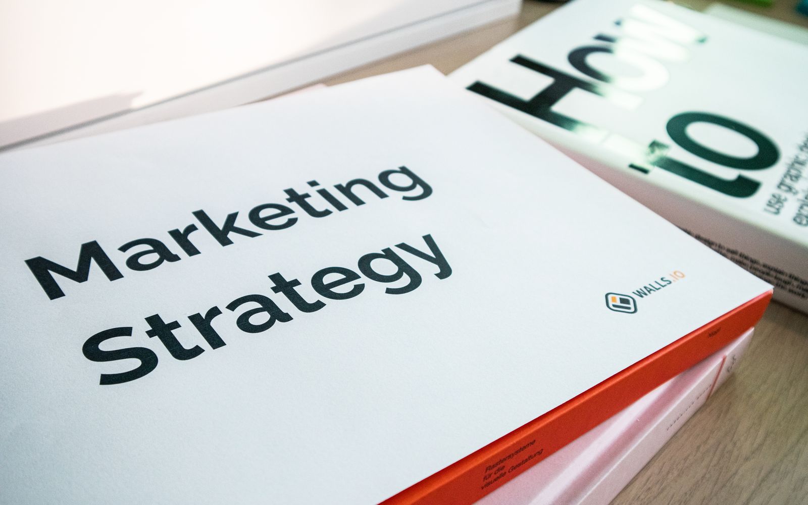 Uma visão detalhada de documentos de estratégia de marketing com foco próximo no texto