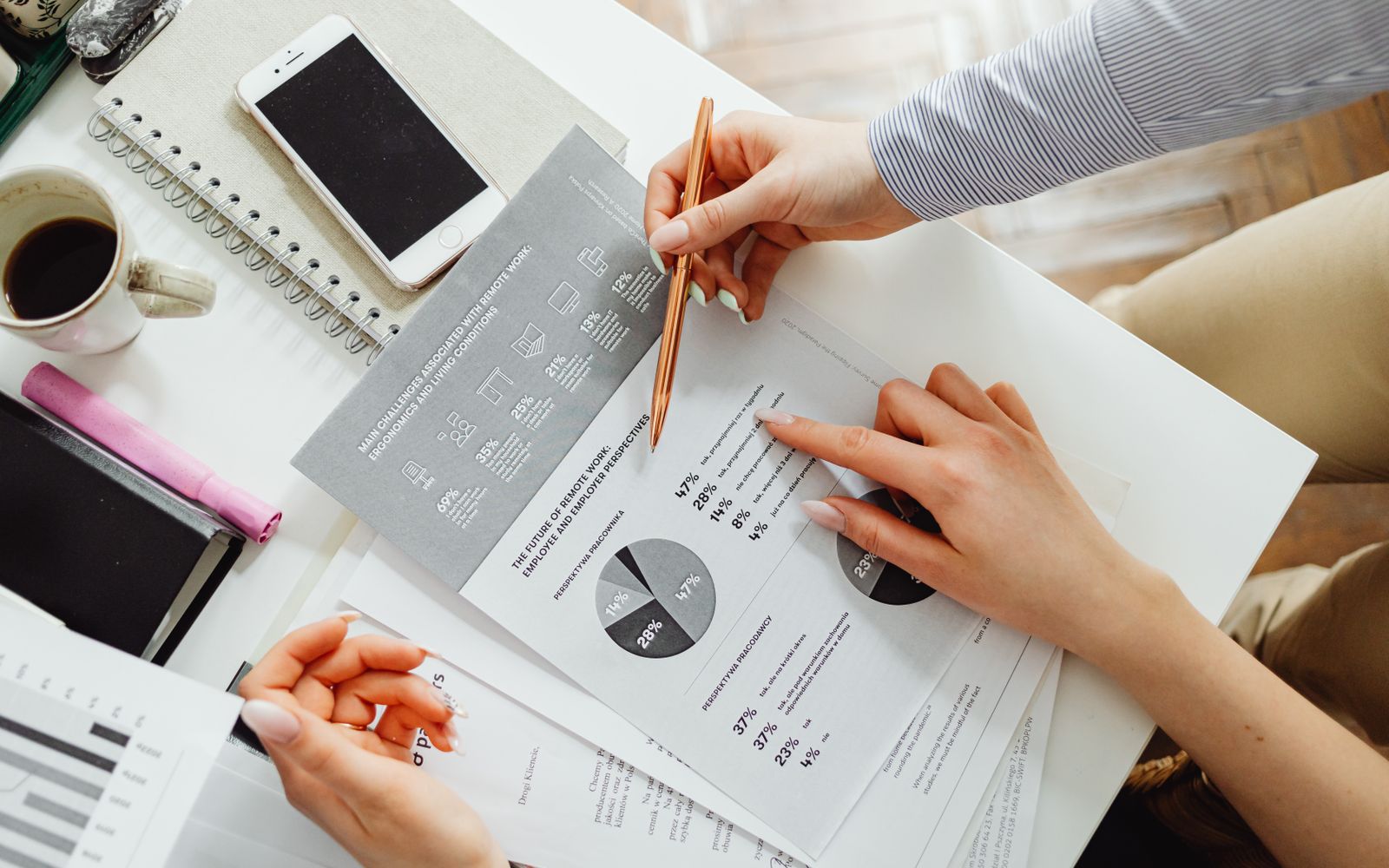 Equipe colaborando em documentos financeiros com gráficos e estatísticas em um ambiente de escritório