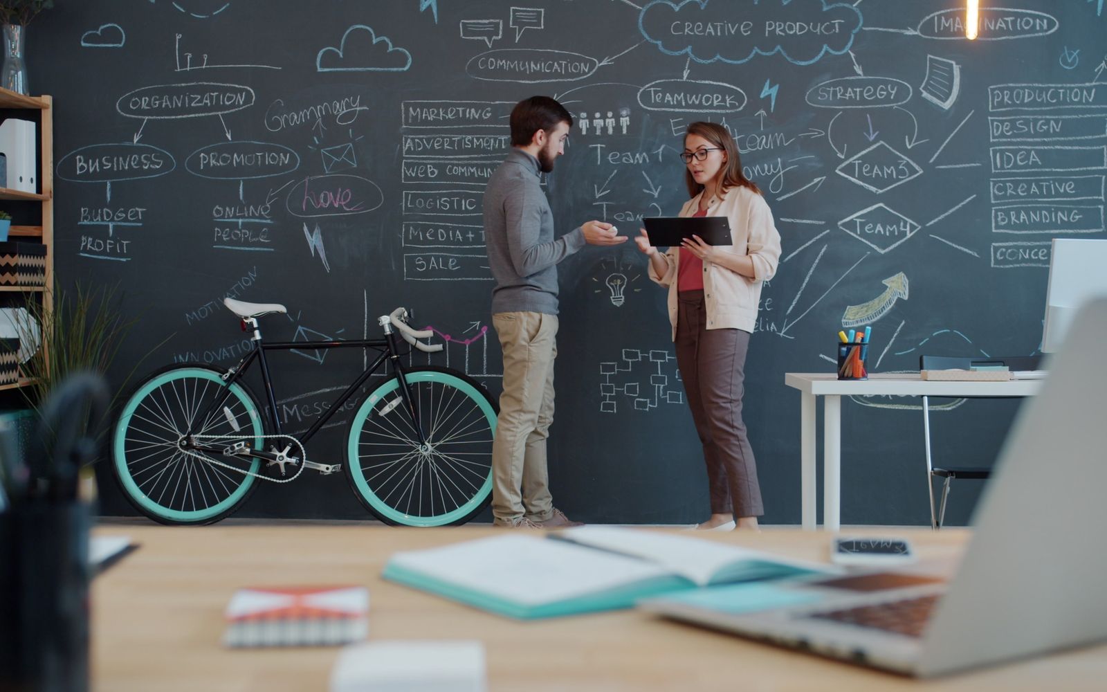 Sessão criativa de brainstorming com dois profissionais discutindo ideias em um escritório moderno
