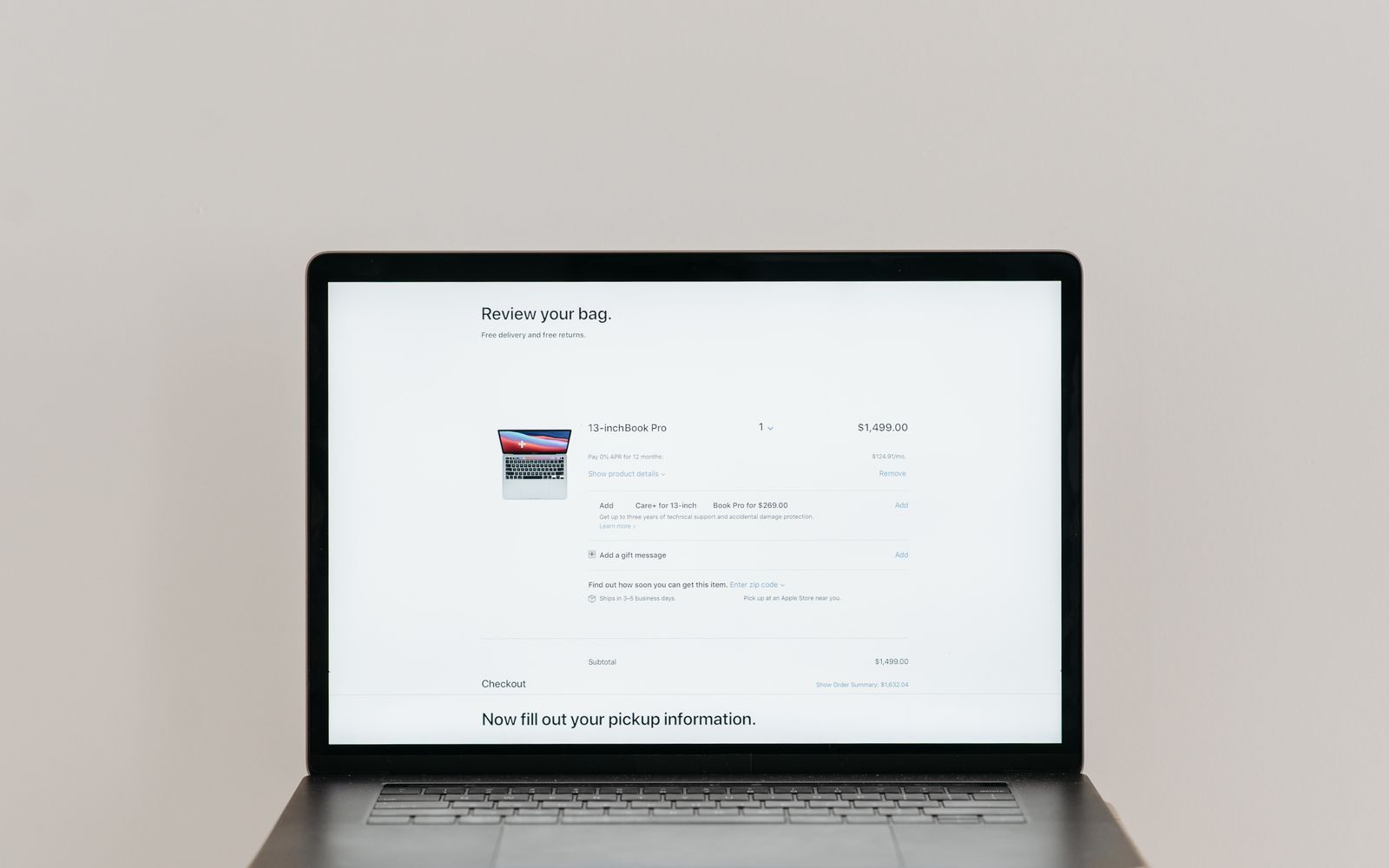 Notebook exibindo uma tela de finalização de compra sobre fundo branco