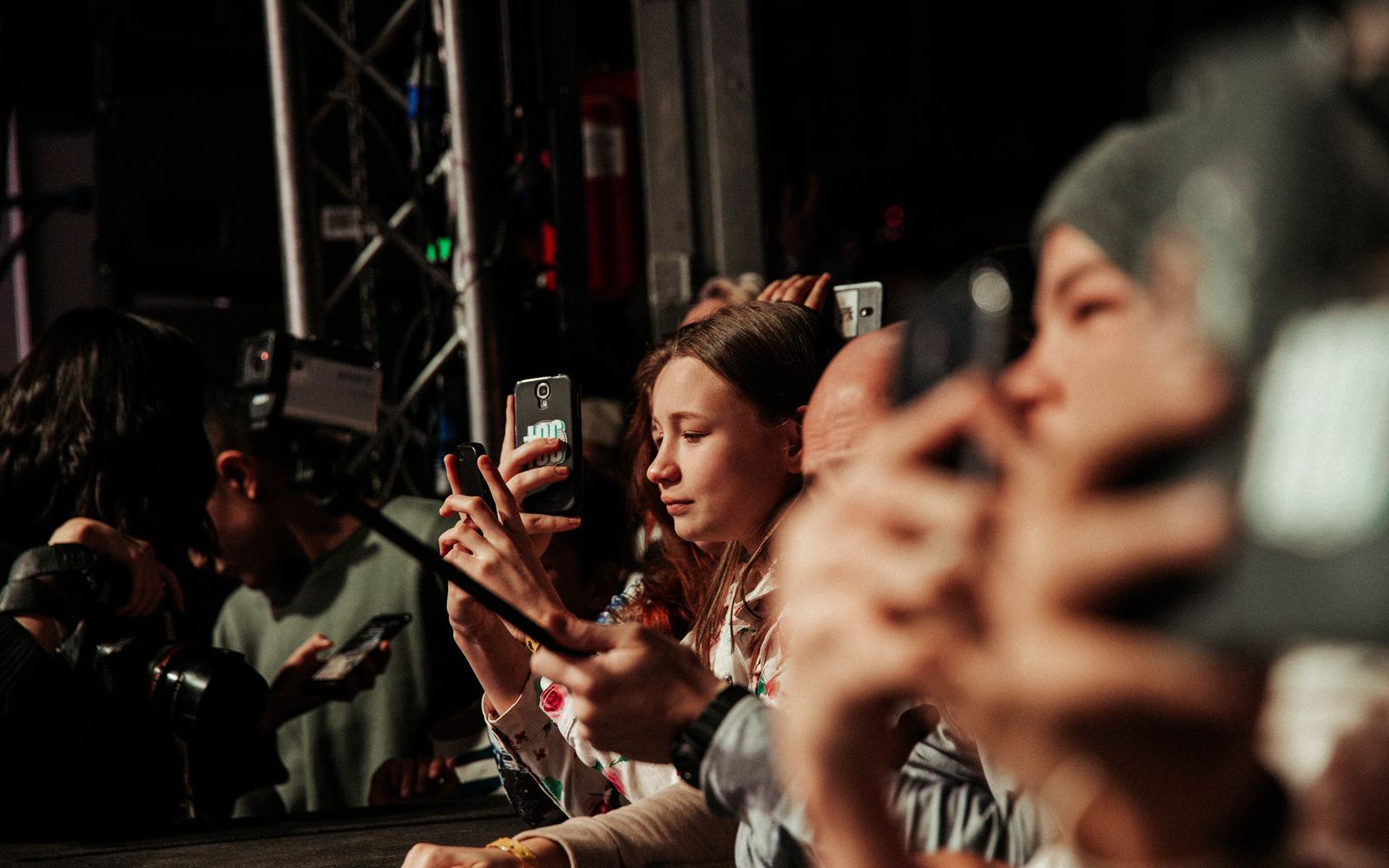 Público filmando um evento ao vivo pelos celulares