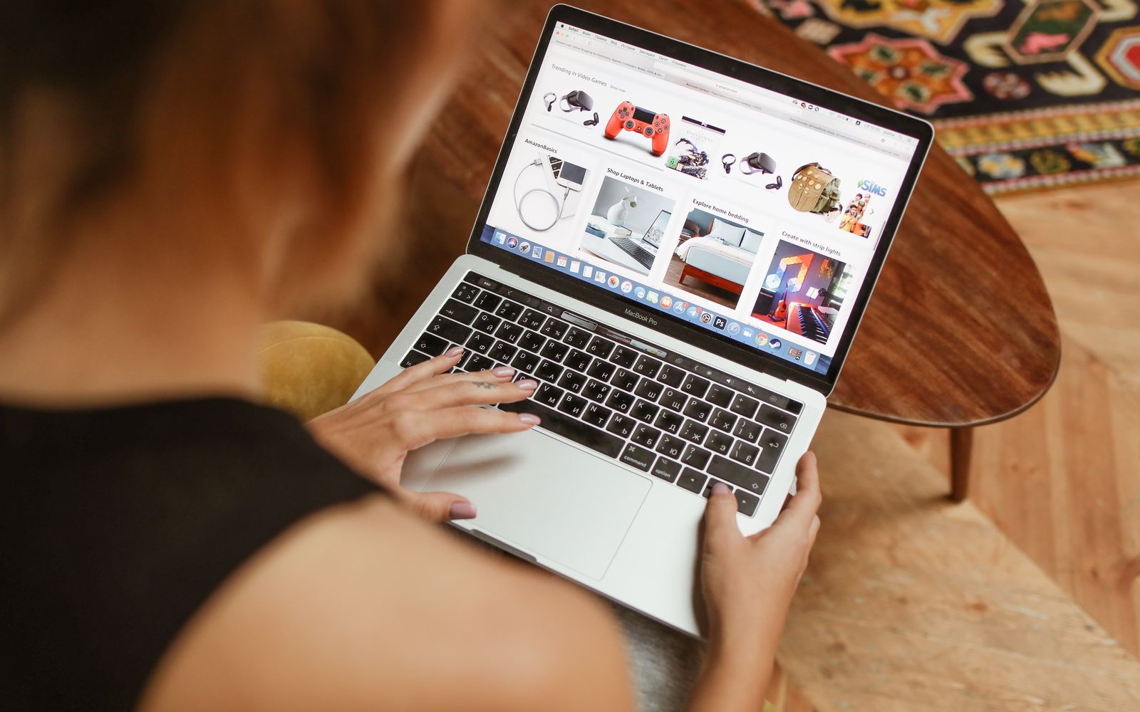 Mulher comprando online pelo notebook em casa