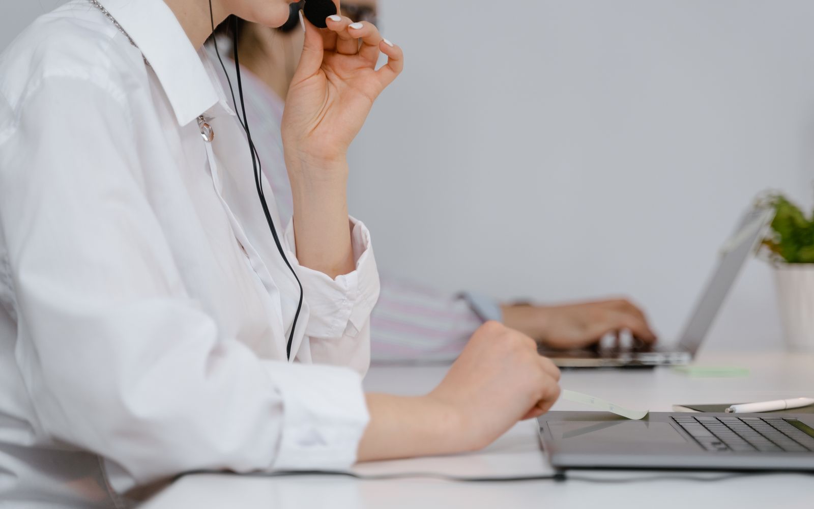 Um profissional de centro de atendimento focado usando fone de ouvido no trabalho em um ambiente de escritório