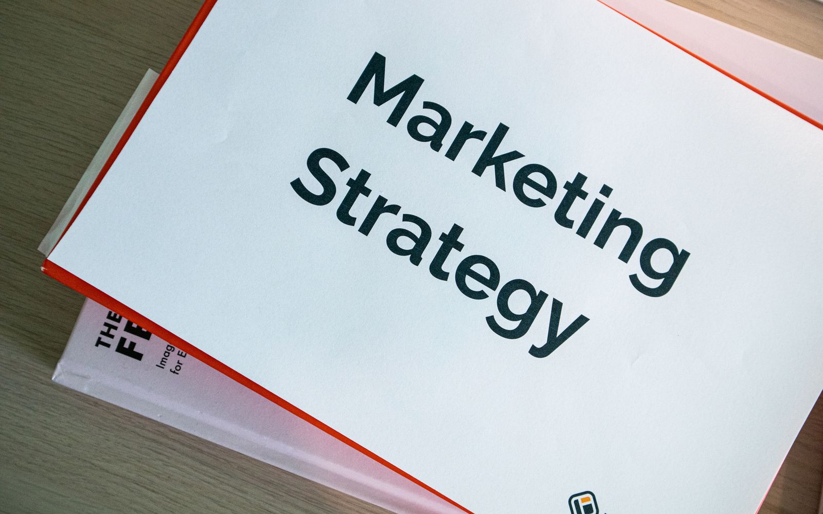 Um documento de estratégia de marketing exibido em uma mesa, mostrando os fundamentos da planejamento empresarial