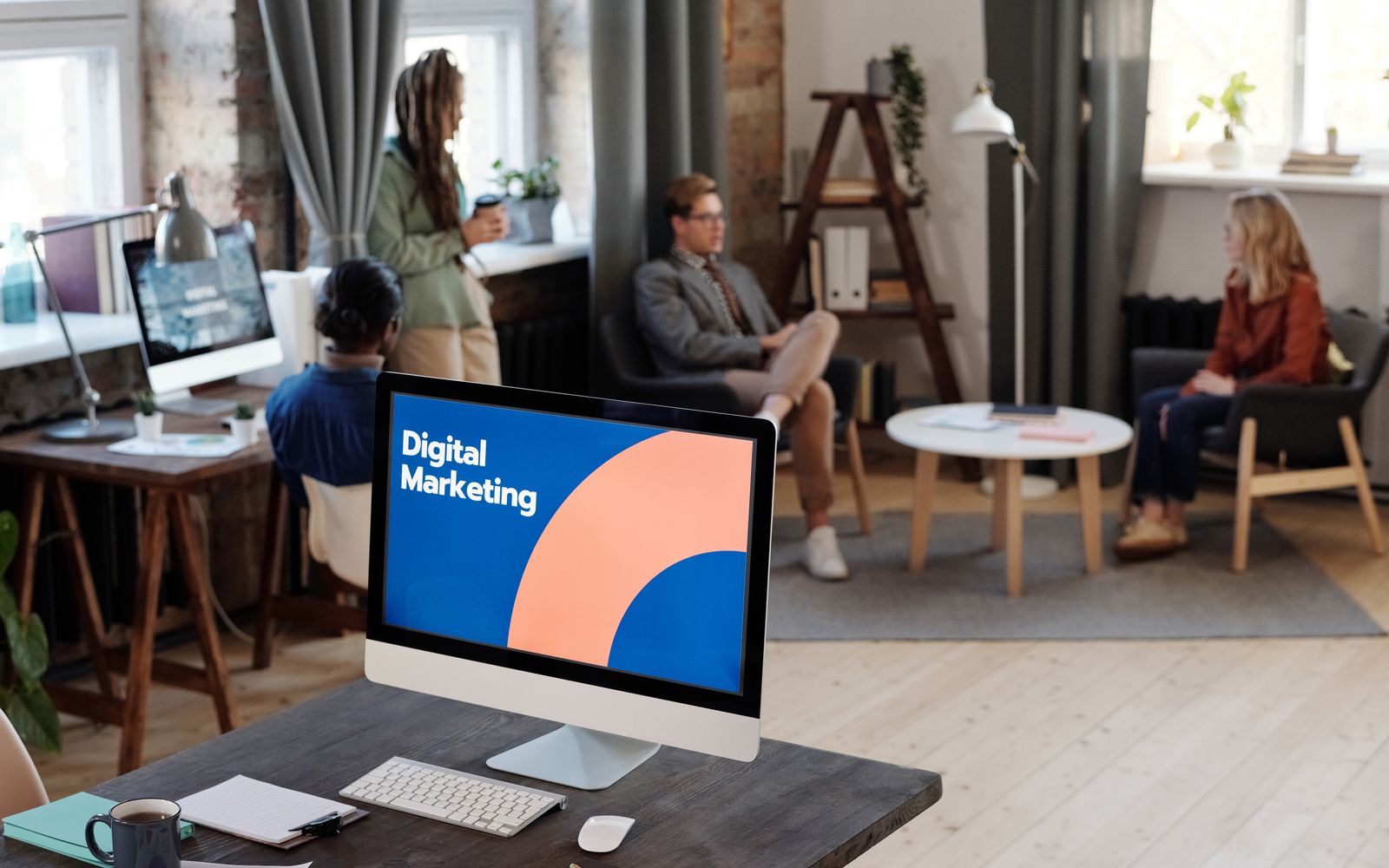 Reunião colaborativa de equipe em um ambiente de escritório moderno com foco em marketing digital