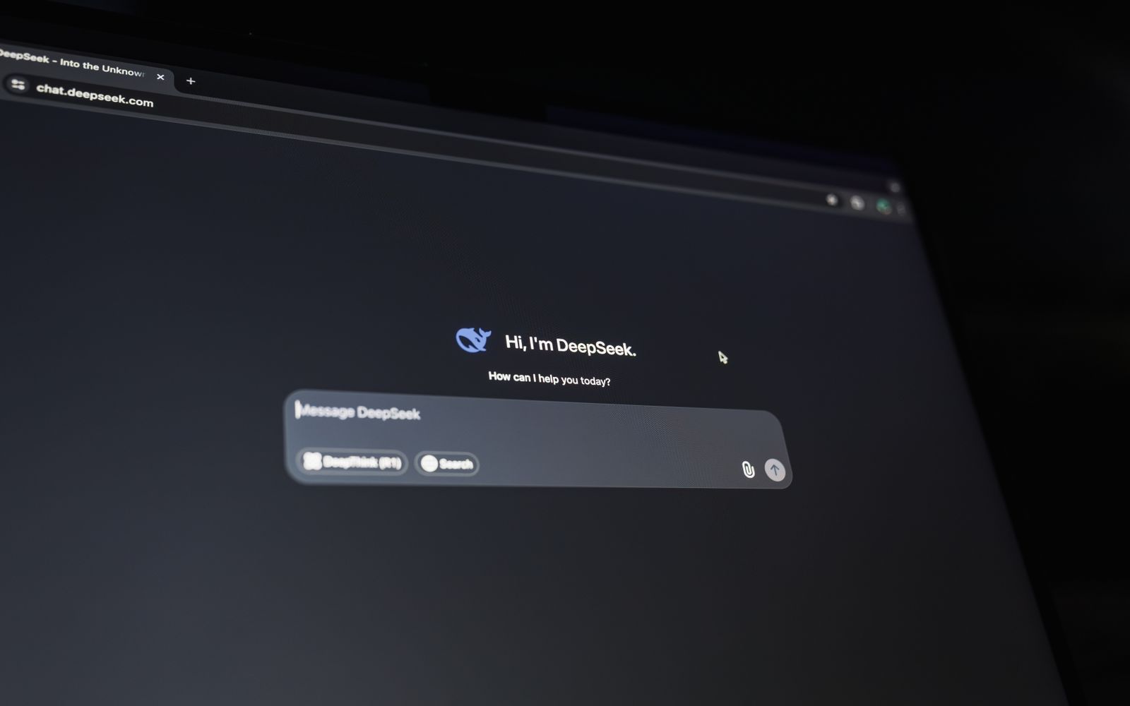 Interface de chat com tema escuro exibindo em uma tela uma mensagem inicial de conversa com um assistente de IA