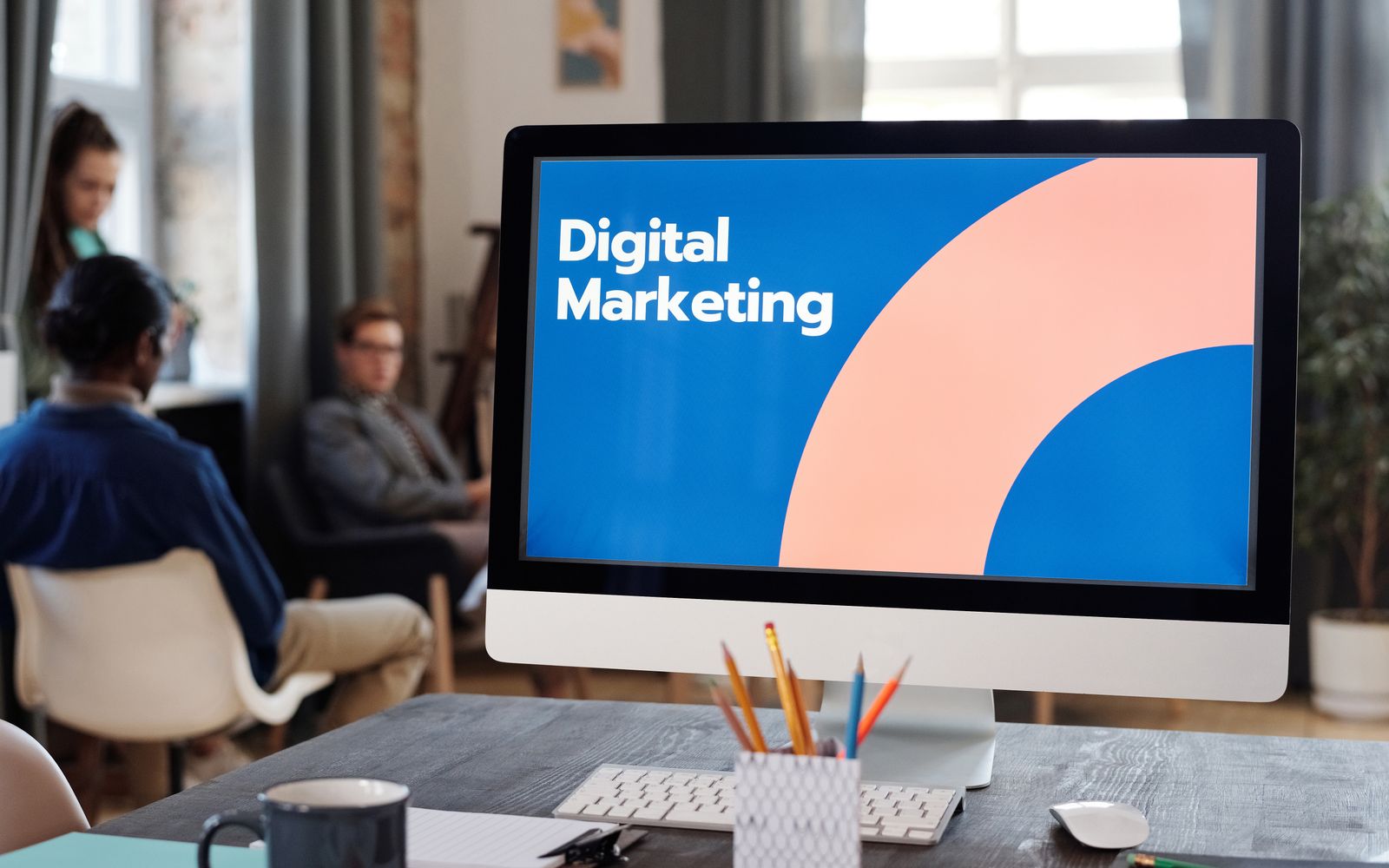 Profissionais em um escritório criativo planejando estratégias de marketing digital