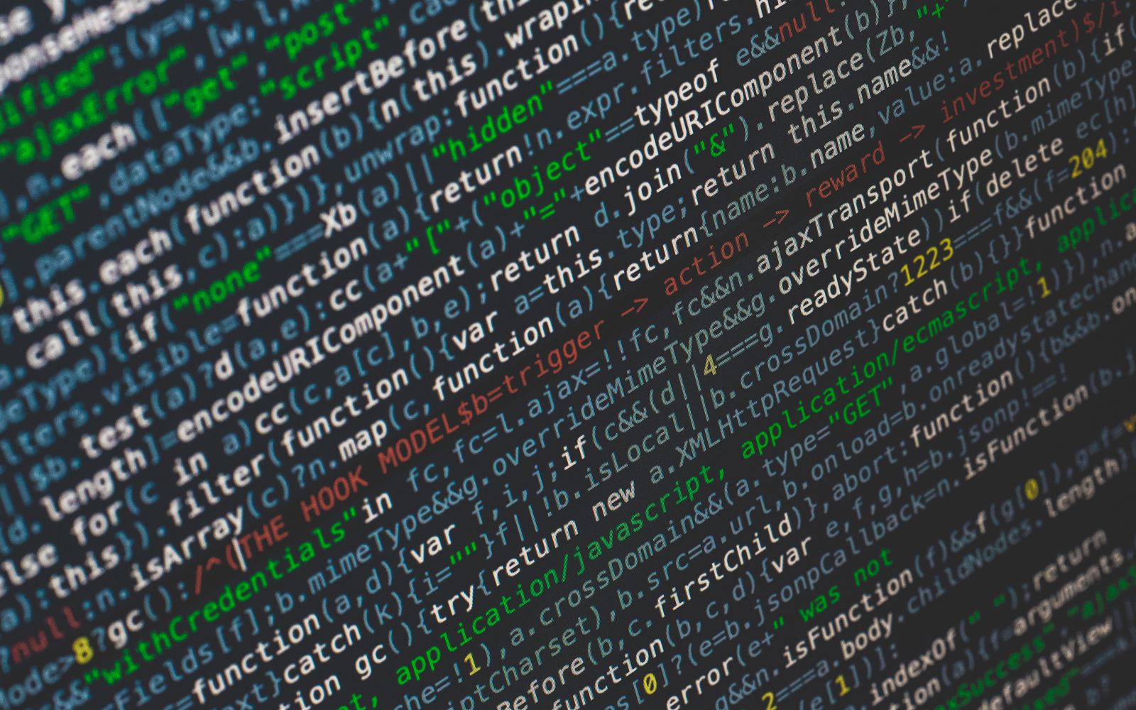 Foto em close-up de código de programação colorido exibido em uma tela de computador
