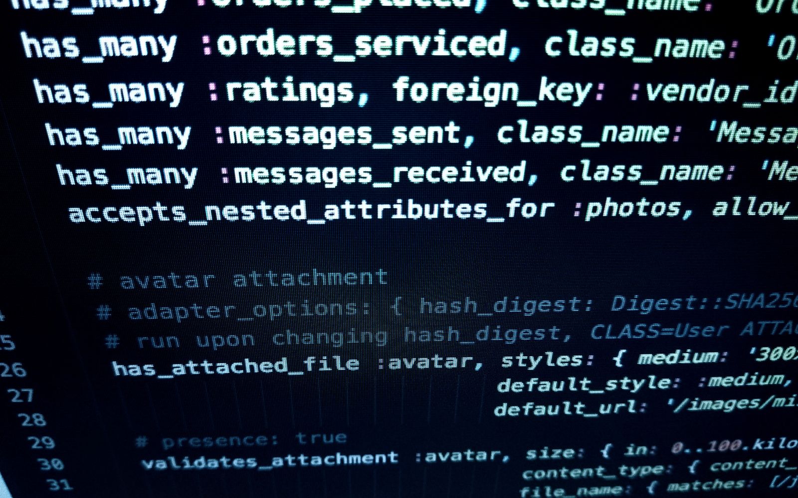 Imagem em close-up mostrando código de programação detalhado em uma tela de computador