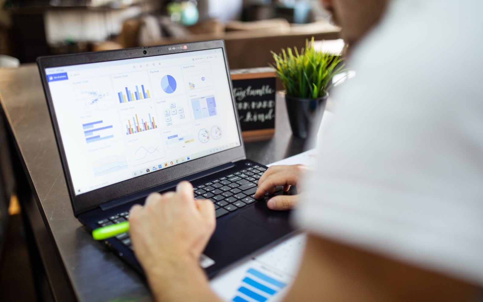 Análise de negócio com gráficos no notebook em escritório moderno