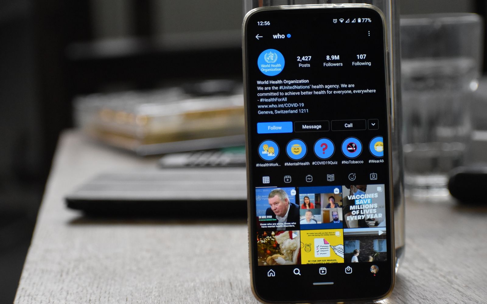 Celular exibindo o perfil da Organização Mundial da Saúde no Instagram