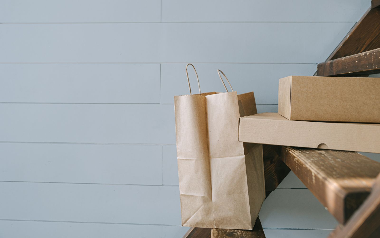 Embalagens de papel e papelão sobre degraus