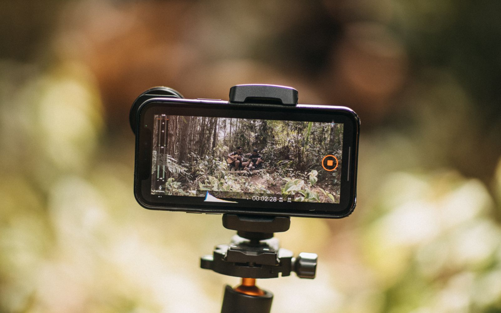 Celular em tripé filmando a natureza