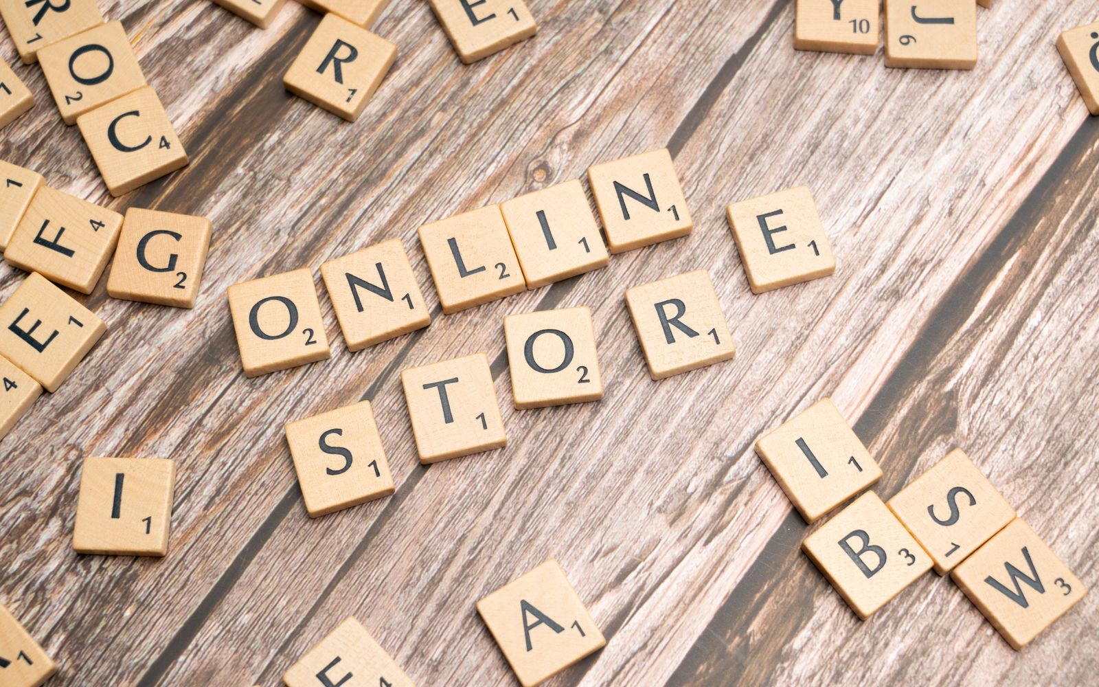 Peças de jogo formando a expressão online store sobre madeira rústica