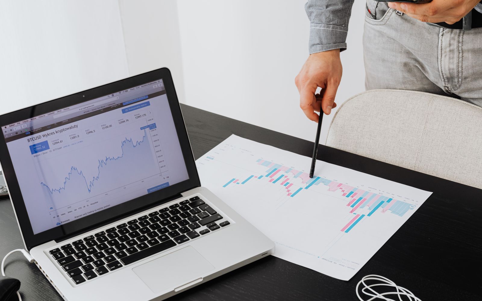 Pessoa analisando dados de criptomoedas usando um laptop
