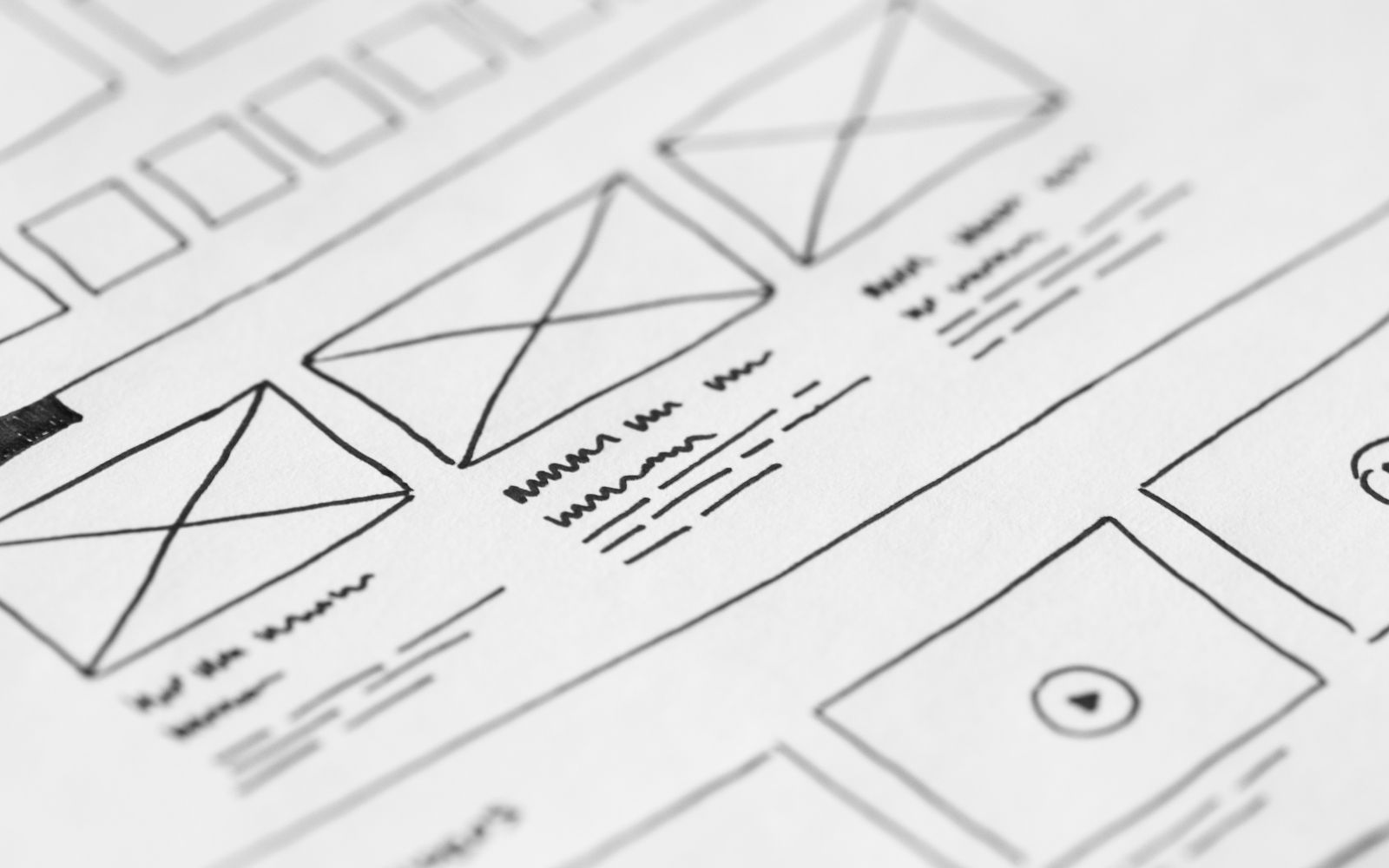 Rascunho de wireframe desenhado à mão no papel
