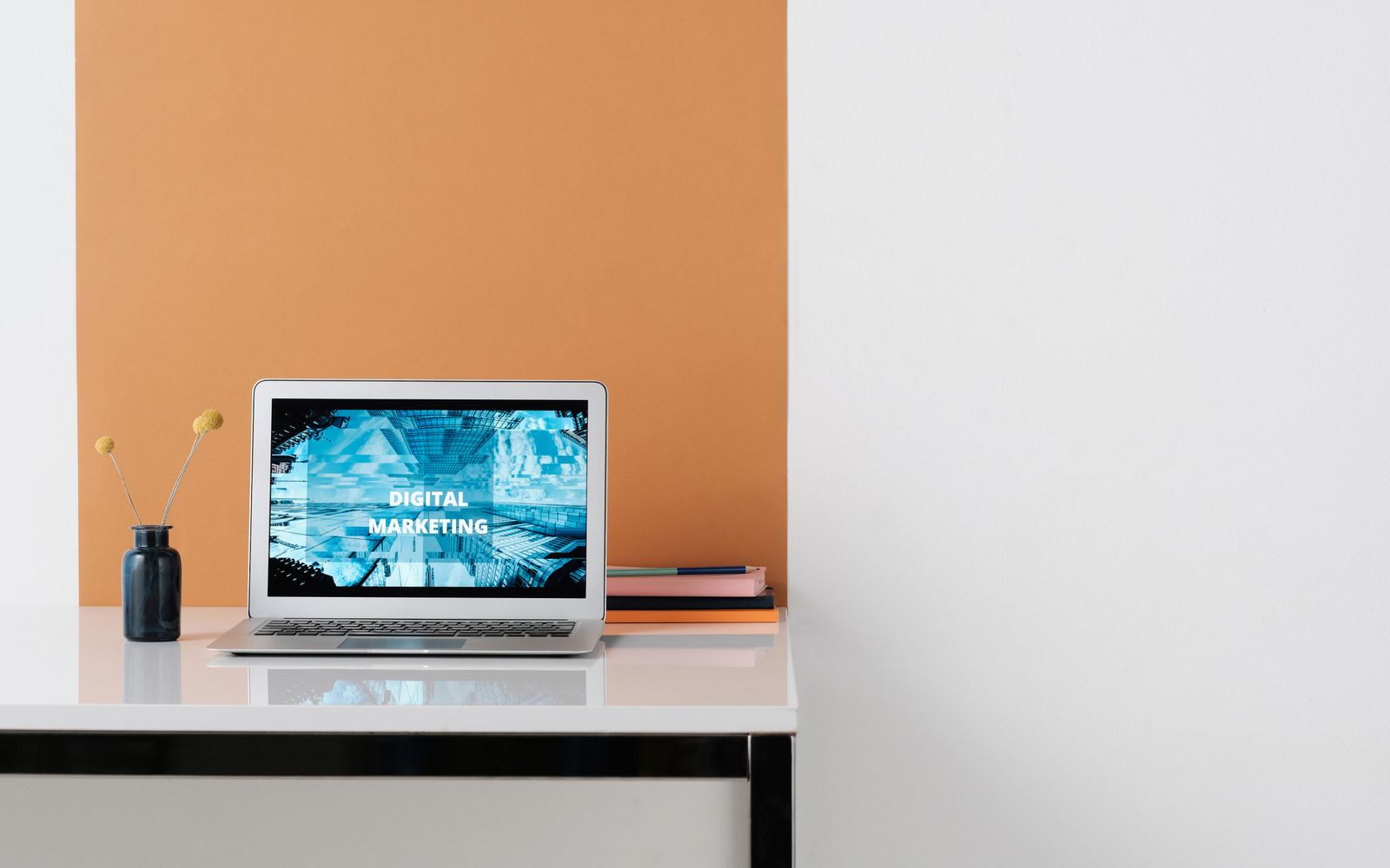 Um espaço de trabalho limpo e moderno com um laptop exibindo marketing digital na tela