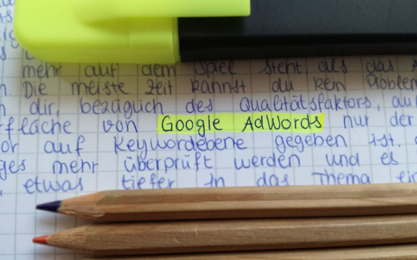 Lápis coloridos sobre anotações manuscritas com Google AdWords destacado