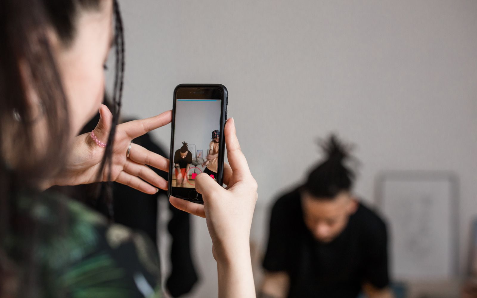 Pessoa gravando um vídeo com o celular