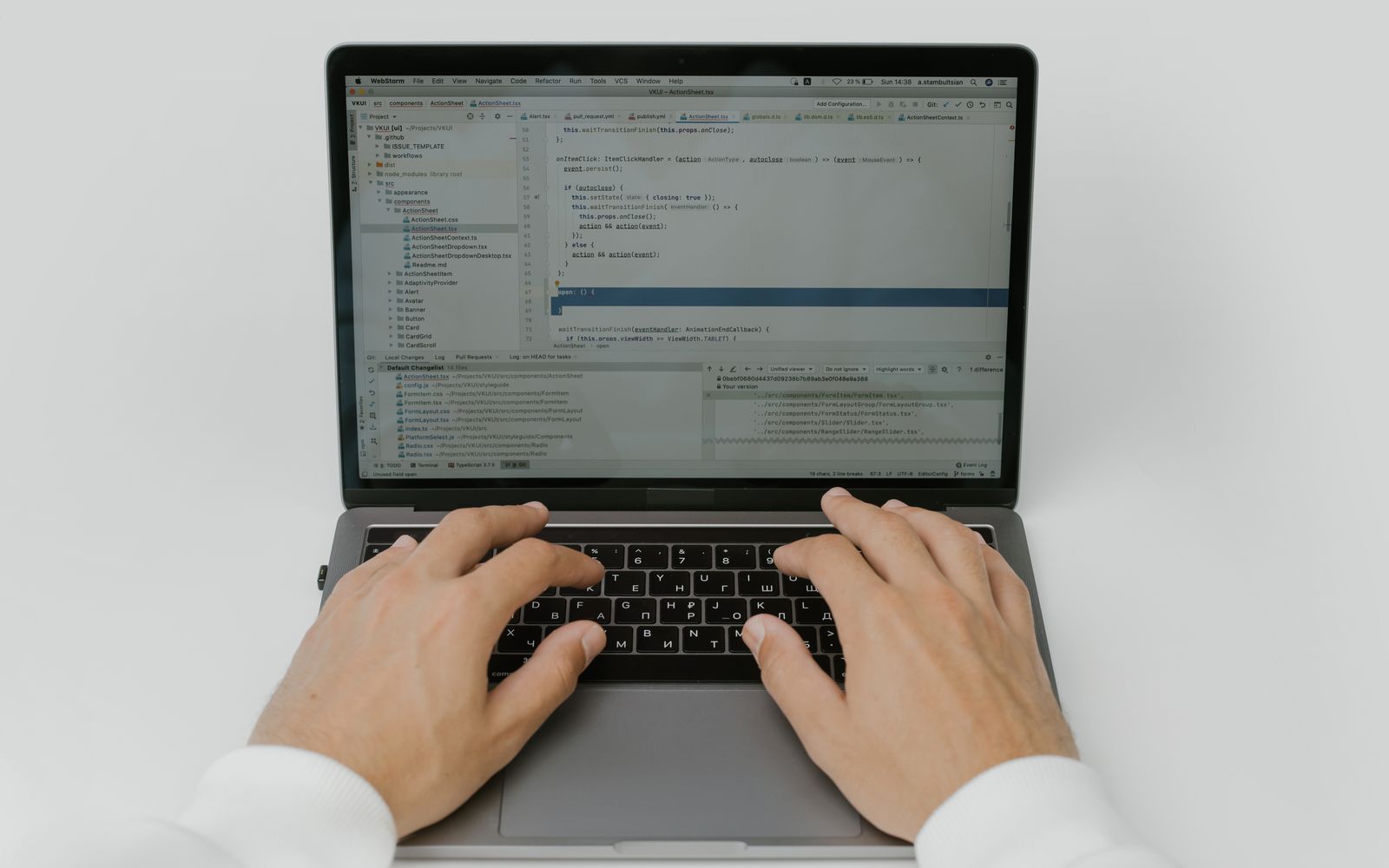Mãos programando em um notebook