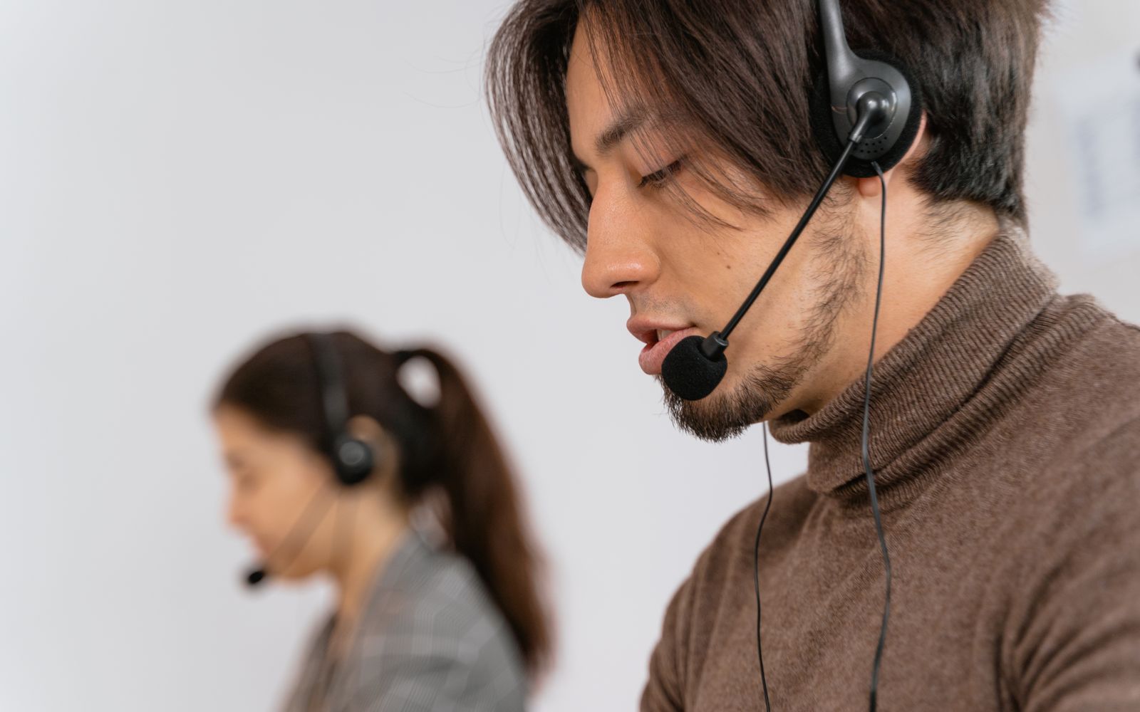 Equipe de atendimento com headset atendendo clientes