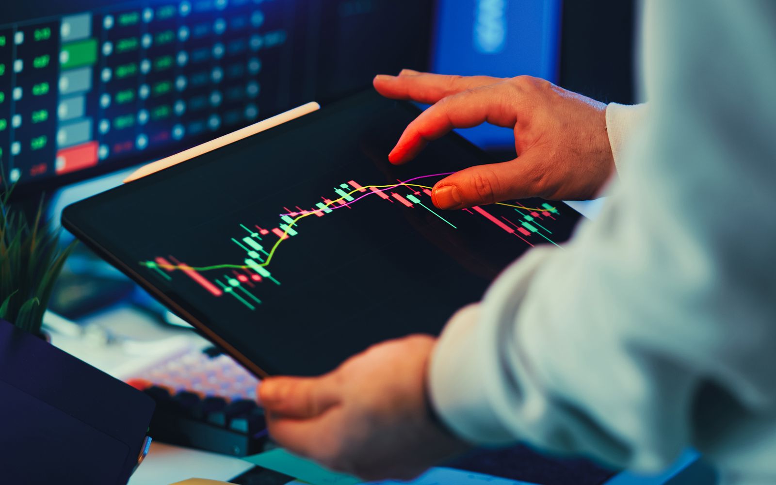 Pessoa analisando gráficos de mercado em um tablet