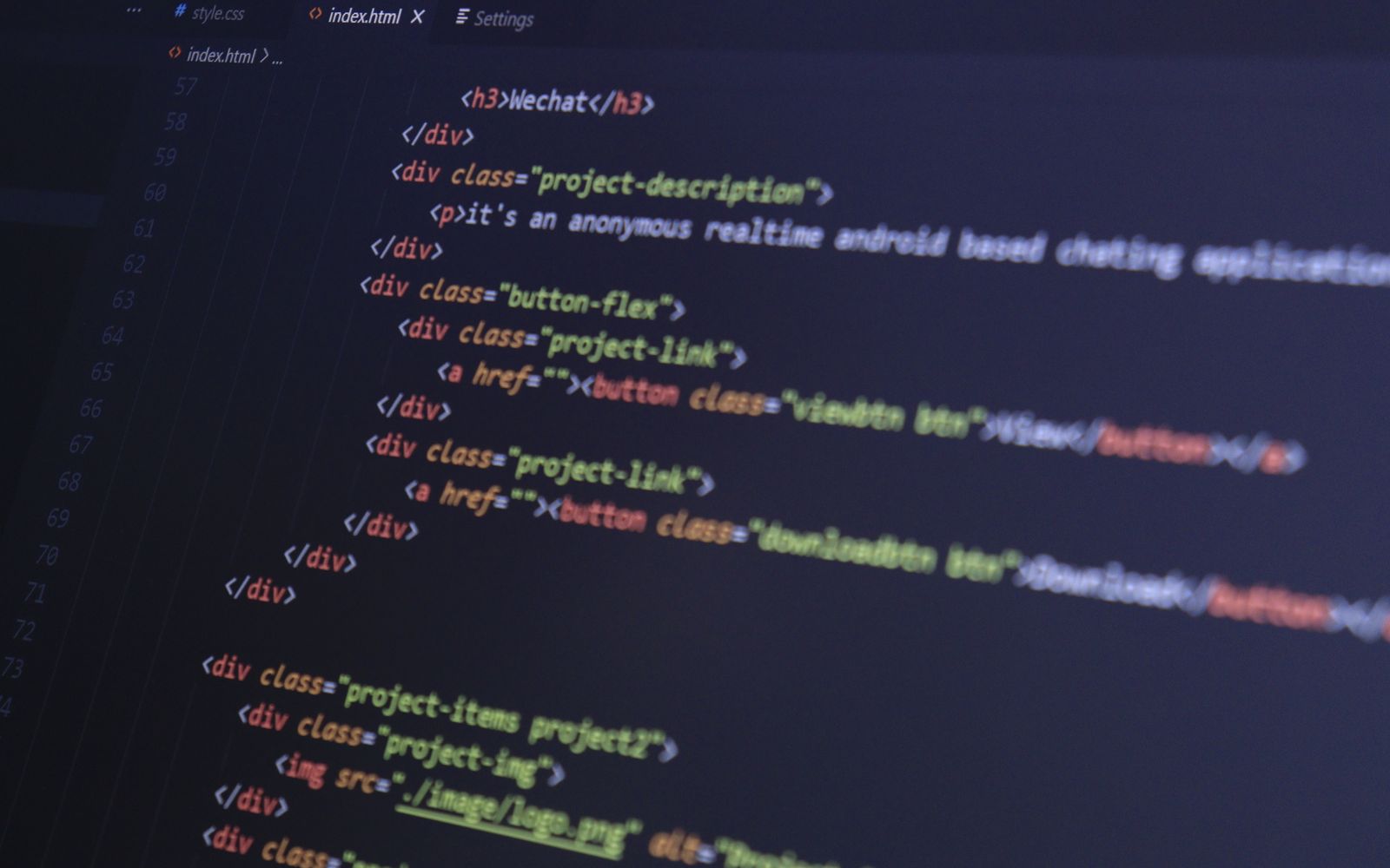 Código HTML com realce de sintaxe em um monitor de computador