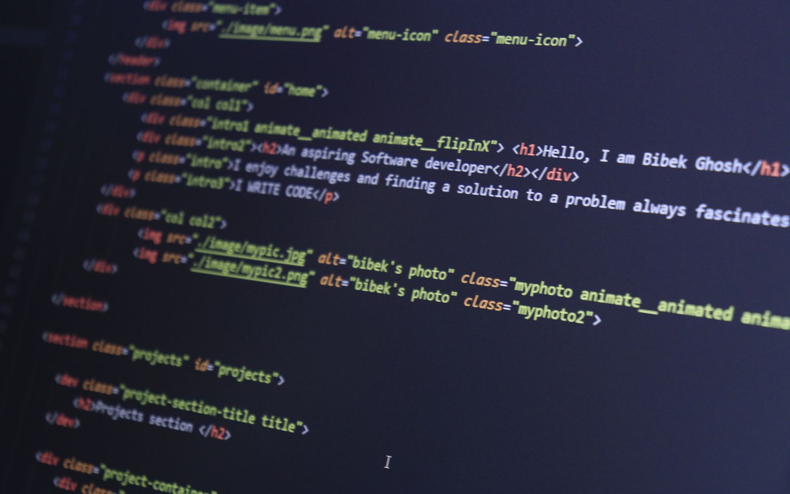 Código HTML colorido na tela de um computador