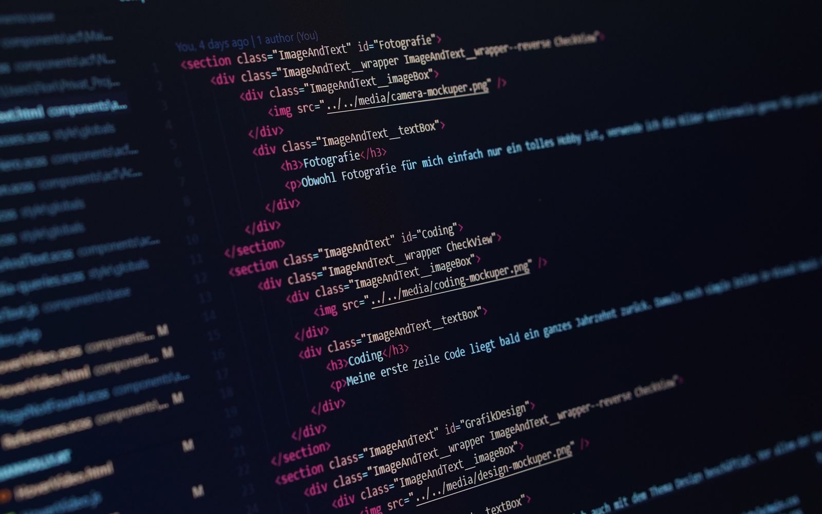 Código HTML em tela escura