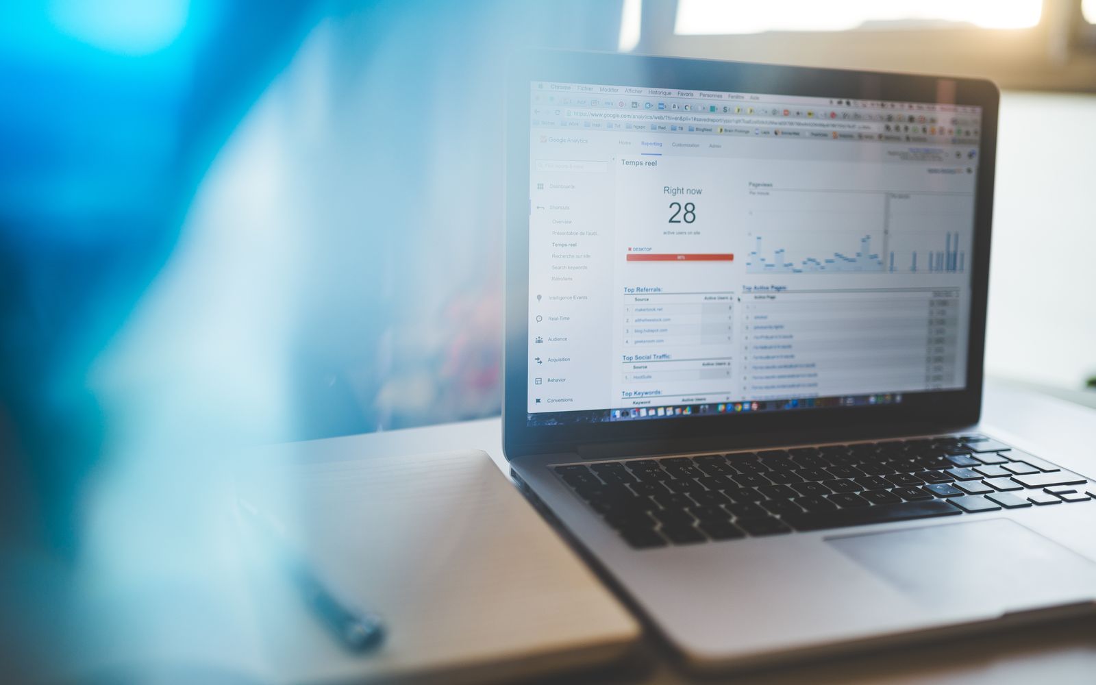 Notebook com o Google Analytics aberto em uma estação de trabalho moderna