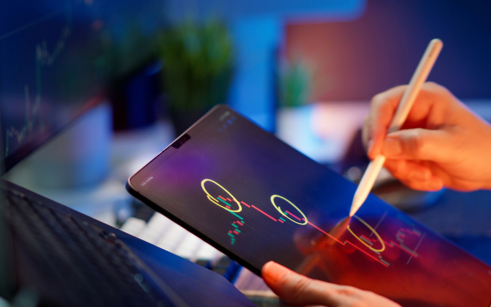 Pessoa analisando cotações em um tablet com caneta digital