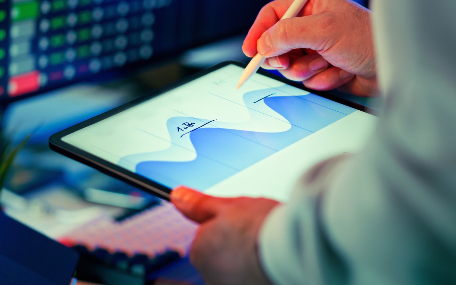 Profissional analisando gráfico em um tablet com caneta digital