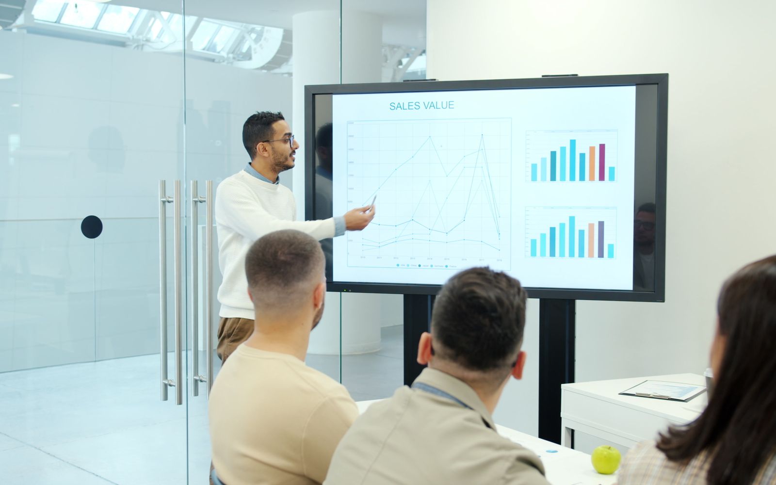 Apresentação profissional de negócios analisando crescimento de vendas com gráficos