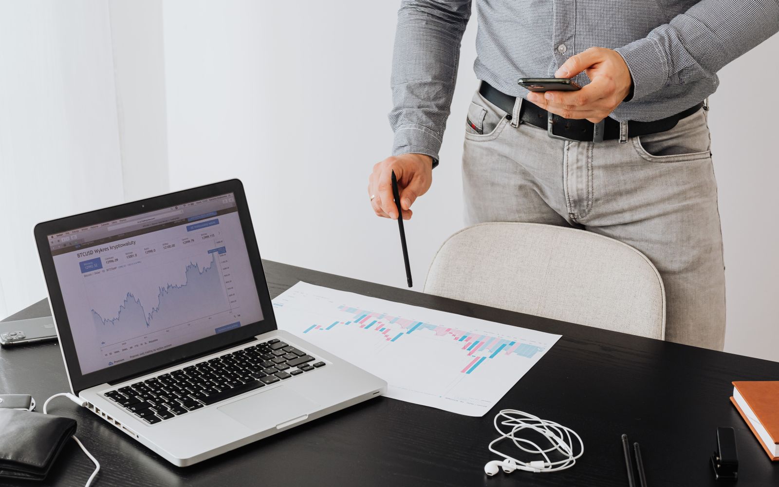 Profissional de negócios analisando tendências de criptomoedas em um laptop com gráficos e tabelas